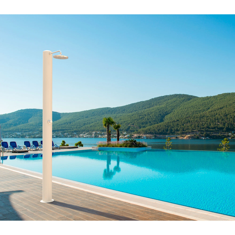 Doccia solare da esterno SOL-TGB Eco Rain Ati ambientata