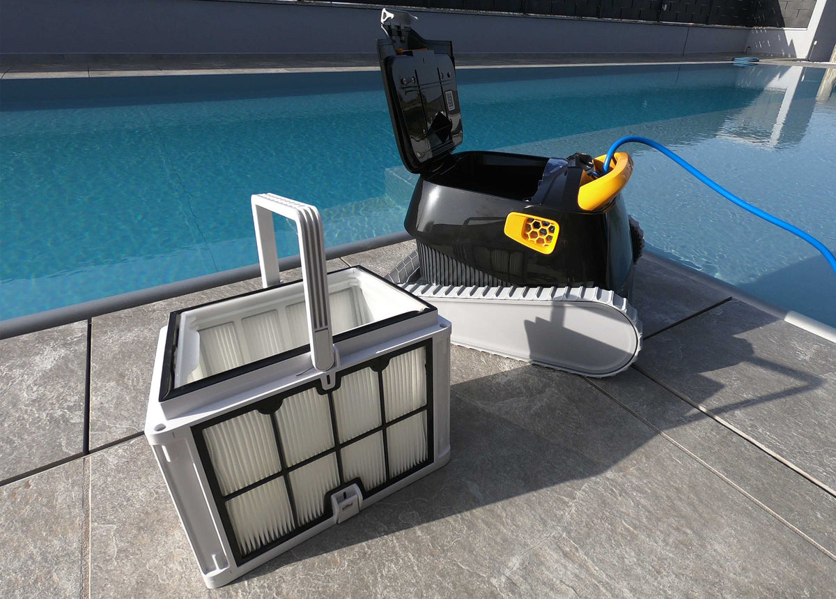 Robot Dolphin E50i by Maytronics