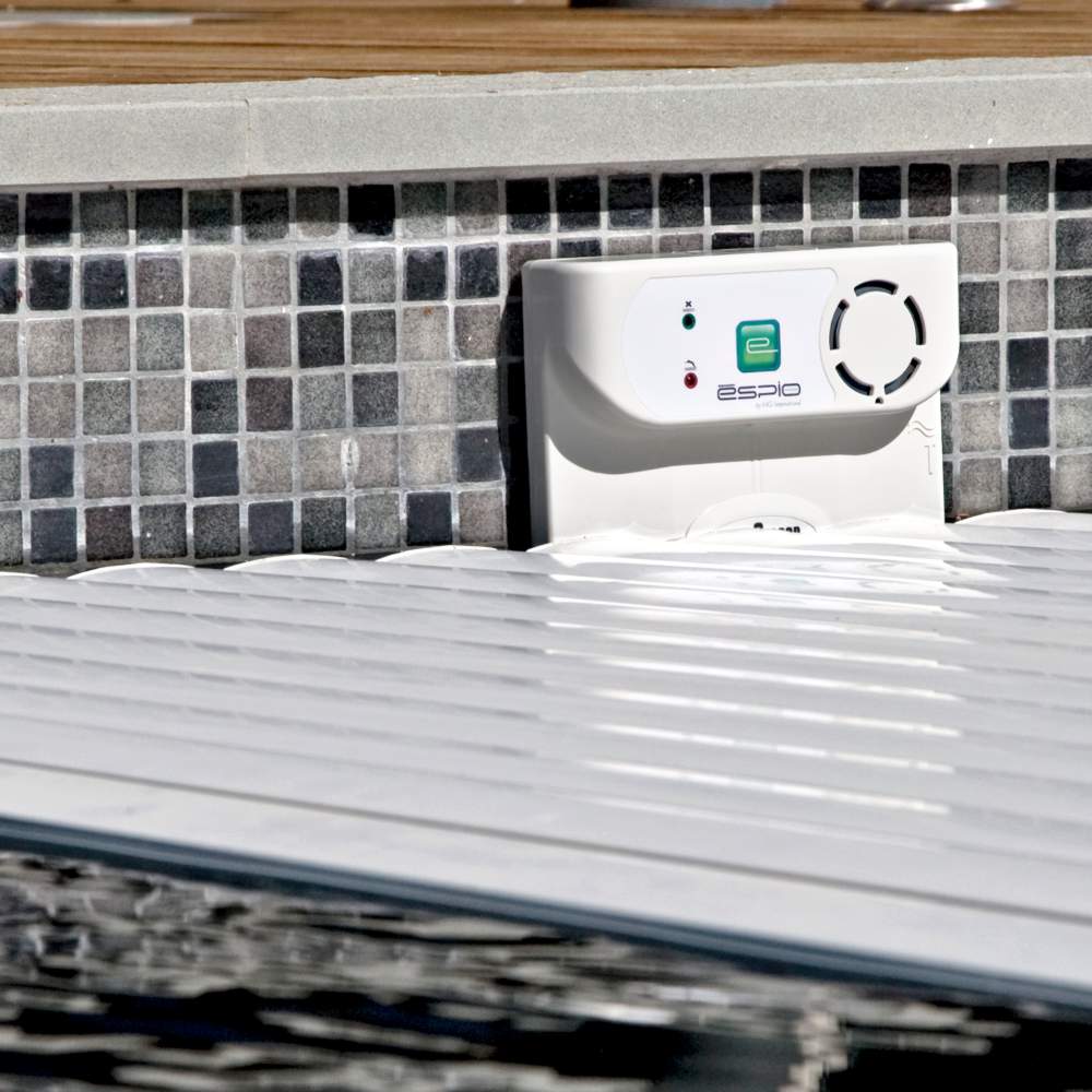 Espio allarme di sicurezza per piscina Maytronics adattabile anche a piscine con copertura galleggiante a tapparella o isotermica 