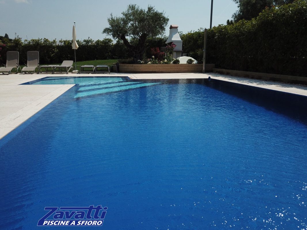 Telo pvc armato antiscivolo blu scuro oceano. Effetto piscina di giorno