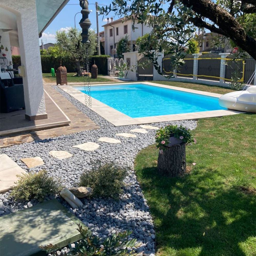 piscina a skimmer con sistema di filtrazione a sabbia