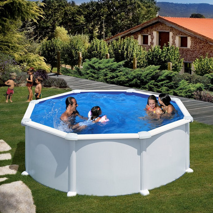 ATLANTIS- Ø 350 x h132 cm - filtro SABBIA - piscina fuoriterra rigida in acciaio colore bianco Dream Pool - Grè  ambientata