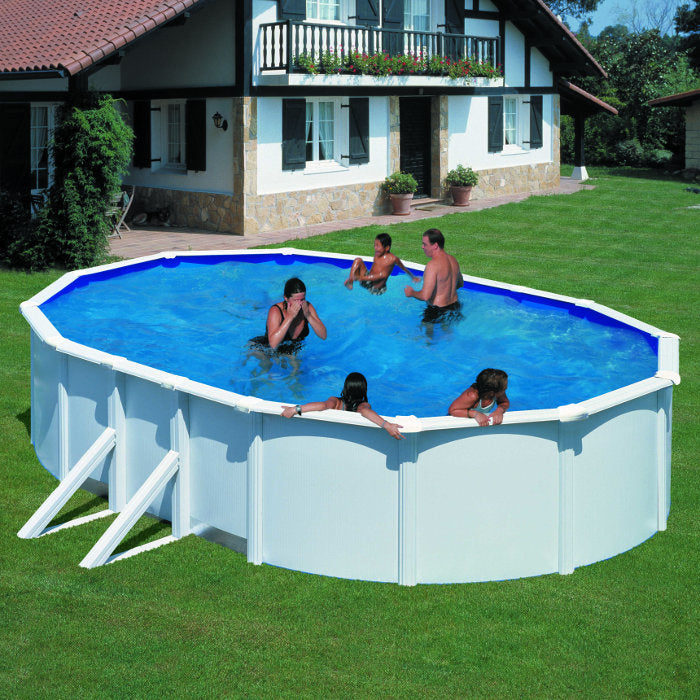 ATLANTIS - 500 x 300 x h132 cm - filtro SABBIA - piscina fuoriterra rigida in acciaio colore bianco Dream Pool - Grè ambientata