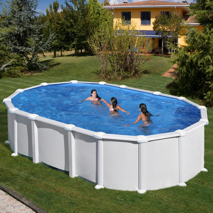 HAITI - 610 x 375 x h 132 cm - filtro SABBIA - piscina fuoriterra rigida in acciaio colore bianco - Grè ambientata