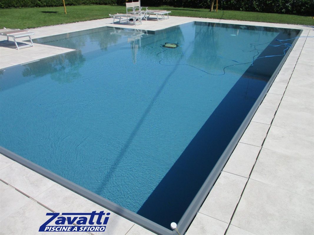Bobina telo armato di rivestimento colore basalt grey. Effetto piscina di giorno