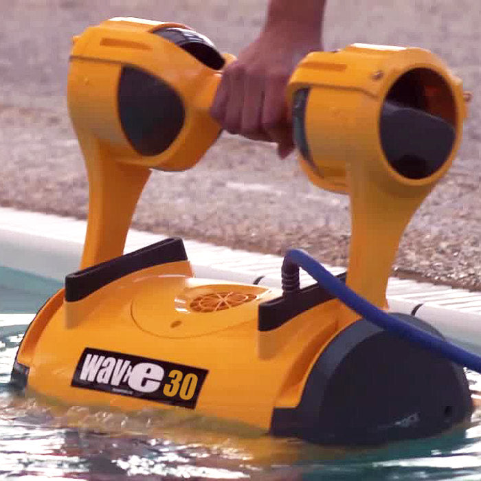 Robot pulitore Dolphin Wave 30 per piscina in piastrelle Robot pulitore Dolphin Wave 30 per piscina in piastrelle immersione