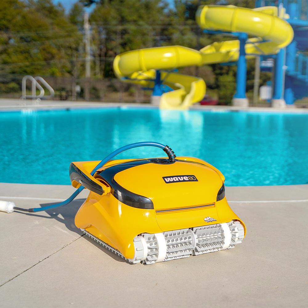 Robot pulitore per piscina Dolphin WAVE 80 ambientata