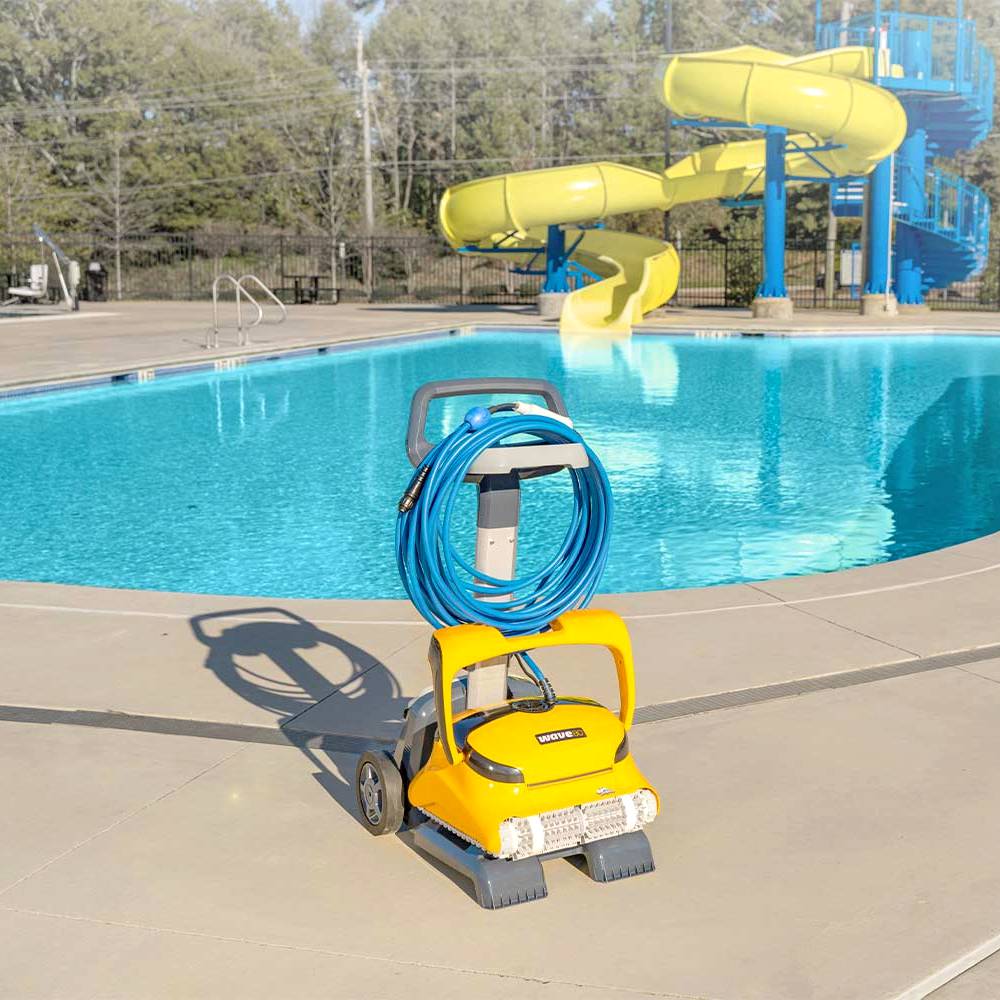 Robot pulitore per piscina Dolphin WAVE 80 sul carrello